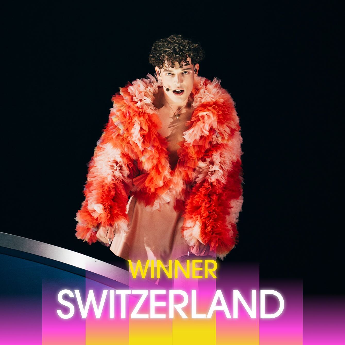 Foto von Nemo beim Song Contest. Bildbeschriftung "Winner Switzerland"